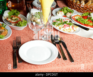 Das Restourant Tisch zubereitet für Feiern Stockfoto