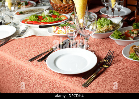 Das Restourant Tisch zubereitet für Feiern Stockfoto