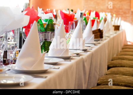 Das Restourant Tisch zubereitet für Feiern Stockfoto