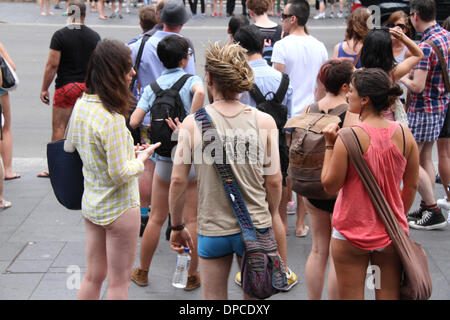 Sydney, NSW, Australien. 12. Januar 2014. Teilnehmer an der Sydney No Pants Subway Ride 2014-Spaziergang durch den Hyde Park Museum Bahnhof für den Beginn der Fahrt. Copyright Credit: 2014 Richard Milnes/Alamy Live-Nachrichten Stockfoto