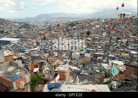 Panoramaansicht des brasilianischen städtischen Slums Favela Complexo Alemao in Rio De Janeiro mit Seilbahn Transport Stockfoto