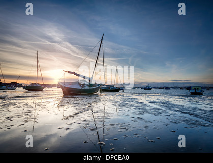 Boote im Hafen von Poole auf Sandbänken in Dorset Stockfoto