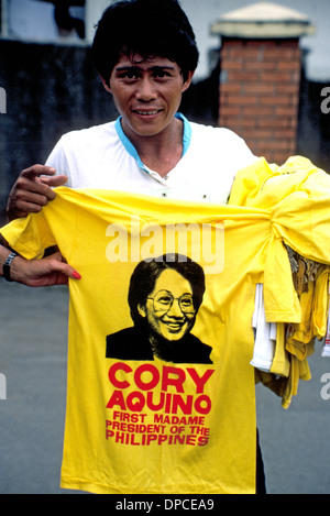 Eine Straße Verkäufer in Manila im Jahr 1987 Falken T-shirts zu Ehren "Cory" Corazon Aquino, die erste weibliche Präsidentin der Philippinen von 1986 bis 1992. Stockfoto