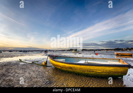 Ein gelbes Boot am Strand von Sandbänken in Poole, Dorset Stockfoto