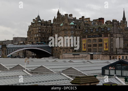 Edinburgh-Blick über Glasdach der Waverley Station North Bridge, City Art Centre, Schotte und Carlton Hotels Stockfoto