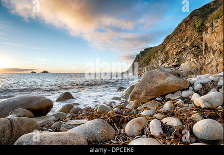 Der Strand von Porth Nanven Bucht in der Nähe von Lands End in Cornwall Stockfoto