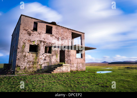 Verfallene Kontrollturm auf einem verlassenen WWII-Flugplatz bei Davidstow in Cornwall Stockfoto