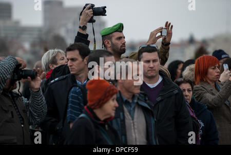 Jerusalem. 12. Januar 2014. Leute zahlen Respekt zu den Sarg des ehemaligen israelischen Premierministers Ariel Sharon am Eingang Platz der israelischen Knesset (Parlament) in Jerusalem, am 12. Januar 2014. Ehemaligen israelischen Ministerpräsidenten Ariel Sharon ist am Samstag im Alter von 85 Jahren verstorben. Bildnachweis: Li Rui/Xinhua/Alamy Live-Nachrichten Stockfoto