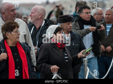 Jerusalem. 12. Januar 2014. Leute zahlen Respekt zu den Sarg des ehemaligen israelischen Premierministers Ariel Sharon am Eingang Platz der israelischen Knesset (Parlament) in Jerusalem, am 12. Januar 2014. Ehemaligen israelischen Ministerpräsidenten Ariel Sharon ist am Samstag im Alter von 85 Jahren verstorben. Bildnachweis: Li Rui/Xinhua/Alamy Live-Nachrichten Stockfoto