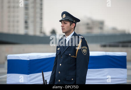 Jerusalem. 12. Januar 2014. Eine Ehrenwache steht neben dem Sarg des ehemaligen israelischen Premierministers Ariel Sharon am Eingang Platz der israelischen Knesset (Parlament) in Jerusalem, am 12. Januar 2014. Ehemaligen israelischen Ministerpräsidenten Ariel Sharon ist am Samstag im Alter von 85 Jahren verstorben. Bildnachweis: Li Rui/Xinhua/Alamy Live-Nachrichten Stockfoto