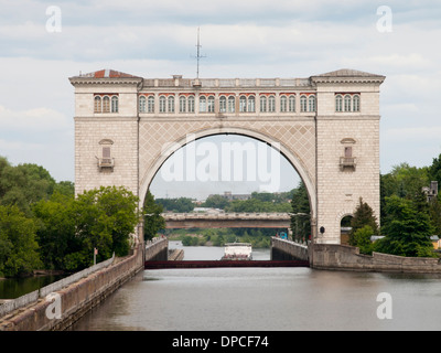 Sperre für den Moskau-Wolga-Kanal Russland, frequentiert von River cruise Boote mit Reisenden aus der ganzen Welt, Frachter im Schloss Stockfoto