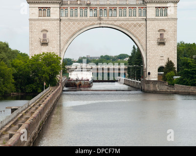 Sperre für den Moskau-Wolga-Kanal Russland Fluss besucht Kreuzfahrt Boote mit Reisenden aus der ganzen Welt, Frachter im Schloss Stockfoto