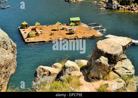 Schwimmende Inseln der Uros am Titicaca-See, größte Höhe See der Welt (3808m) in Peru und Bolivien. Stockfoto