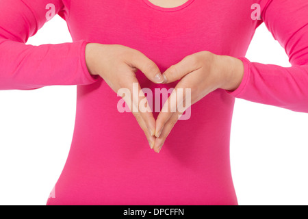 Eine Frau macht eine Herzform mit ihren Händen Stockfoto