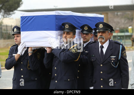 Jerusalem. 12. Januar 2014. Wächter der Ehre tragen den Sarg des ehemaligen israelischen Premierministers Ariel Sharon zum Eingang Quadrat der israelischen Knesset (Parlament) in Jerusalem, am 12. Januar 2014. Ehemaligen israelischen Ministerpräsidenten Ariel Sharon ist am Samstag im Alter von 85 Jahren verstorben. Bildnachweis: JINI/Xinhua/Alamy Live-Nachrichten Stockfoto