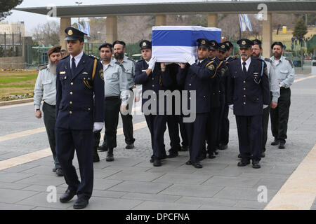 Jerusalem. 12. Januar 2014. Wächter der Ehre tragen den Sarg des ehemaligen israelischen Premierministers Ariel Sharon zum Eingang Quadrat der israelischen Knesset (Parlament) in Jerusalem, am 12. Januar 2014. Ehemaligen israelischen Ministerpräsidenten Ariel Sharon ist am Samstag im Alter von 85 Jahren verstorben. Bildnachweis: JINI/Xinhua/Alamy Live-Nachrichten Stockfoto