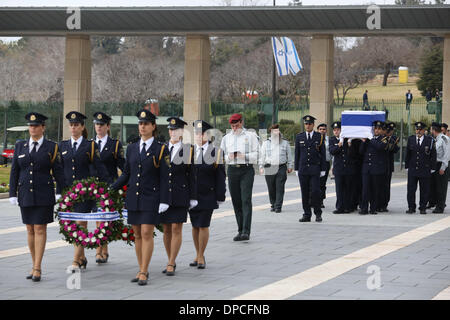 Jerusalem. 12. Januar 2014. Wächter der Ehre tragen den Sarg des ehemaligen israelischen Premierministers Ariel Sharon zum Eingang Quadrat der israelischen Knesset (Parlament) in Jerusalem, am 12. Januar 2014. Ehemaligen israelischen Ministerpräsidenten Ariel Sharon ist am Samstag im Alter von 85 Jahren verstorben. Bildnachweis: JINI/Xinhua/Alamy Live-Nachrichten Stockfoto