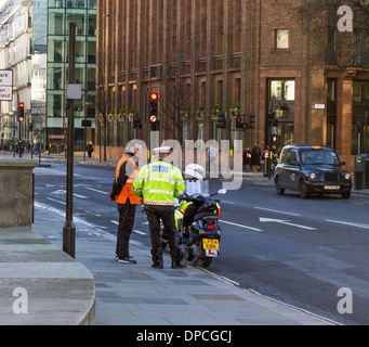 London, UK - 11. Januar 2014: Ein Polizist im Gespräch mit ein motor-Radfahrer, die er, über gezogen hat Stockfoto