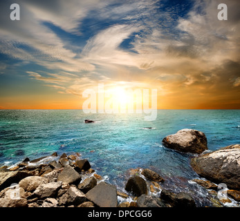 Strand bei Sonnenuntergang, klare Meer und blauen Wolkenhimmel Stockfoto