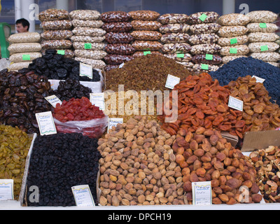 Zentralen Lebensmittelmarkt in Yaroslavl Russland, getrockneten Früchten und Nüssen Stockfoto