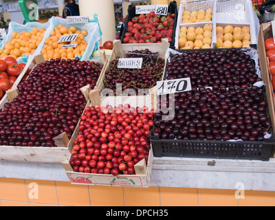 Zentralen Lebensmittelmarkt in Yaroslavl Russland, frischen Früchten und Beeren Stockfoto