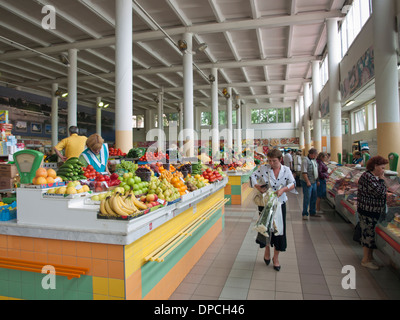 Zentralen Lebensmittelmarkt in Yaroslavl Russland, frischen Früchten und Beeren, Kunden und Kaufleute Stockfoto