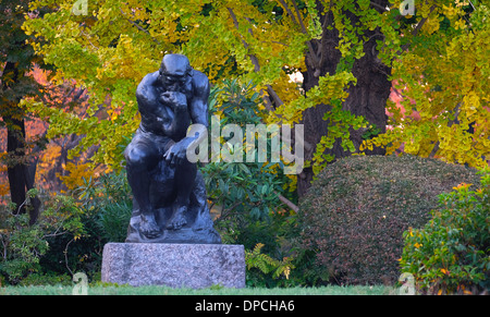 Der Denker (vergrößert). Rodins Skulptur in The National Museum of Western Art. Stockfoto