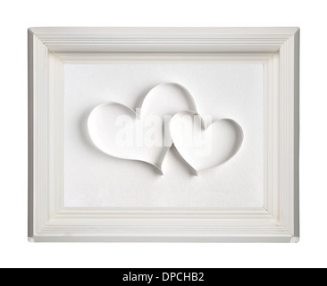 Zwei Papierherzen in alten hölzernen Bilderrahmen isoliert auf weißem Hintergrund Stockfoto