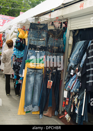 Zentralmarkt in Yaroslavl Russland, kleine Läden, die alles, was Sie benötigen, potenziellen Kunden, Rack mit bunten Kleidern Stockfoto