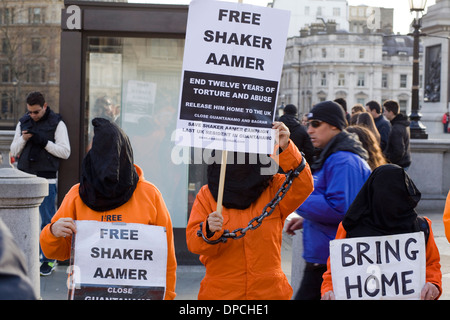 Demonstranten in Orange passt zum zwölften Jahrestag der Eröffnung des extralegale Gefangenenlager in Guantánamo Bay Stockfoto