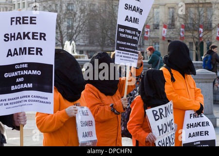 Demonstranten in Orange passt zum zwölften Jahrestag der Eröffnung des extralegale Gefangenenlager in Guantánamo Bay Stockfoto