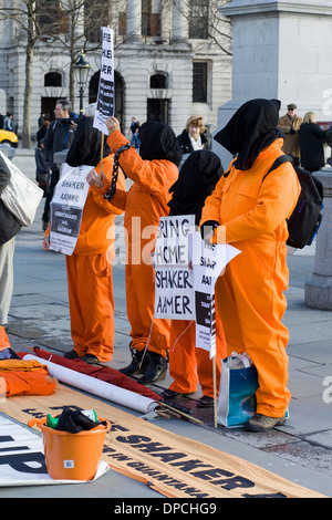 Demonstranten in Orange passt zum zwölften Jahrestag der Eröffnung des extralegale Gefangenenlager in Guantánamo Bay Stockfoto