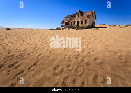 Falling Down House in Ghost Town in Namibia Wüste, eine ehemalige Bergbaustadt namens Kolmanskop Stockfoto