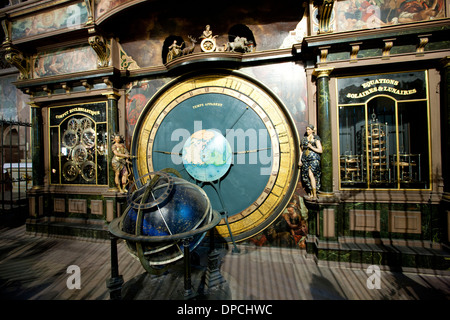 Astronomische Uhr im südlichen Querschiff der Kathedrale von Notre Dame, unsere Liebe Frau von Strasbourg in Straßburg, Elsass, Frankreich Stockfoto