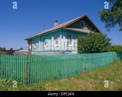 Grünes Holzhaus in dem kleinen Dorf Goritzy / Goritsy Russland einen Stopp auf der Moskau St. Petersburg River cruises Stockfoto