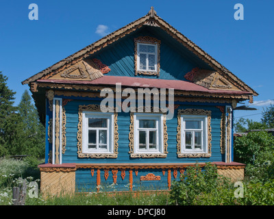 Holzhaus in dem kleinen Dorf Goritzy / Goritsy Russland einen Stopp auf der Moskau, St. Petersburg Flusskreuzfahrten, Stockfoto