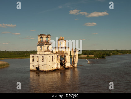 Geburt Christi Kirche des Krokhino Russland, überflutet von Sheksna Stausee an der Wolga-Ostsee-Wasserstrasse von Fluss-Kreuzfahrt-Schiff gesehen Stockfoto