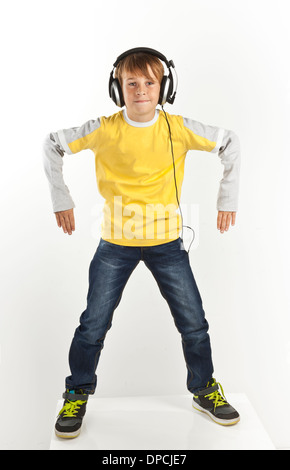 Junge mit Kopfhörer tanzen auf weißem Hintergrund Stockfoto