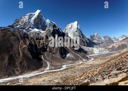 Taboche und Arakam Tse, zwei riesige Himalaya-Gipfel in der Mount-Everest-Region von Nepal Stockfoto