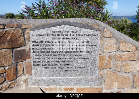 Ein Denkmal für die acht Rettungsboot Crew der RNLI Solomon Brown, die auf the19th am Meer verloren waren, Dezember 1981 in Cornwall, Großbritannien Stockfoto