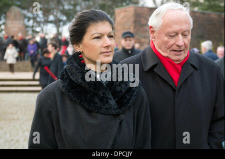 Berlin, Deutschland. 12. Januar 2014. Stellvertretende Vorsitzende der deutschen linken Partei Sahra Wagenknecht (L) und ehemaliger Vorsitzender der Linkspartei Oskar Lafontaine (R) stehen durch die Gedenksteine für Rosa Luxembourg und Karl Liebknecht in Berlin, Deutschland, 12. Januar 2014, fast 95 Jahre nach ihrem Tod. Menschen würdigte den kommunistischen Führern Rosa Luxembourg und Karl Liebknecht, die am 15. Januar 1919 von Freikorps-Soldaten in Berlin auf dem Friedhof Friedrichsfelde erschossen wurden. Foto: MAURIZIO GAMBARINI/Dpa/Alamy Live News Stockfoto