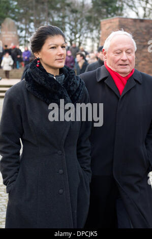 Berlin, Deutschland. 12. Januar 2014. Stellvertretende Vorsitzende der deutschen linken Partei Sahra Wagenknecht (L) und ehemaliger Vorsitzender der Linkspartei Oskar Lafontaine (R) stehen durch die Gedenksteine für Rosa Luxembourg und Karl Liebknecht in Berlin, Deutschland, 12. Januar 2014, fast 95 Jahre nach ihrem Tod. Menschen würdigte den kommunistischen Führern Rosa Luxembourg und Karl Liebknecht, die am 15. Januar 1919 von Freikorps-Soldaten in Berlin auf dem Friedhof Friedrichsfelde erschossen wurden. Foto: MAURIZIO GAMBARINI/Dpa/Alamy Live News Stockfoto