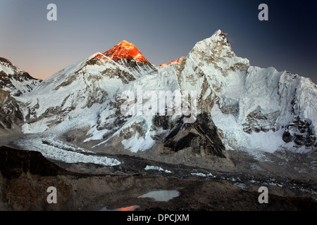 Letztes Licht am Mount Everest und Nuptse, gesehen vom Kala Patthar in Nepal Himalaya Stockfoto