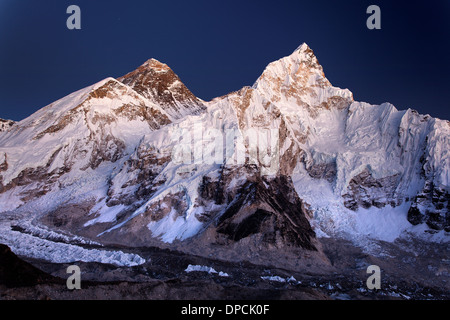 Mount Everest, Nuptse und den Khumbu-Gletscher in der Abenddämmerung, gesehen vom Kala Patthar in Nepal Himalaya Stockfoto