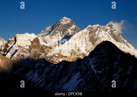 Mount Everest überragt weniger Gipfeln in einer Ansicht vom Gokyo Ri, Nepal Himalaya Stockfoto