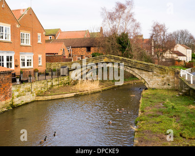 17C Pack Pferd Brücke über den Fluss Leven in Stokesley North Yorkshire, entlang der alten Lastesel aus Durham nach York Stockfoto