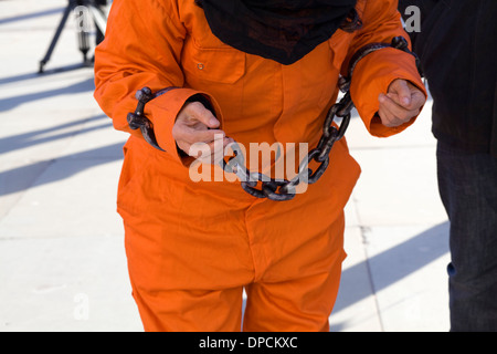 Demonstranten in Orange passt zum zwölften Jahrestag der Eröffnung des extralegale Gefangenenlager in Guantánamo Bay Stockfoto