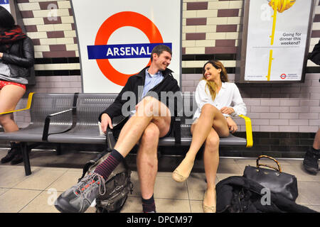 Arsenal London, UK. 12. Januar 2014. Menschen fahren auf der Piccadilly Line der u-Bahn ohne ihre Hosen Hosen am No. Bildnachweis: Matthew Chattle/Alamy Live-Nachrichten Stockfoto