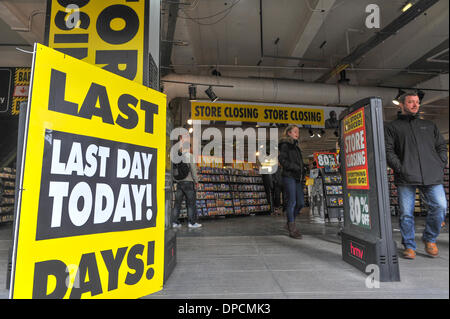 Oxford Street, London, UK. 12. Januar 2014. Letzten Tag heute Verkauf Zeichen der HMV-Store auf der Oxford Street. Die jetzt wiedereröffnet original Store in der Nähe von Bond Street ist jetzt der Flagship-Store in London. Bildnachweis: Matthew Chattle/Alamy Live-Nachrichten Stockfoto