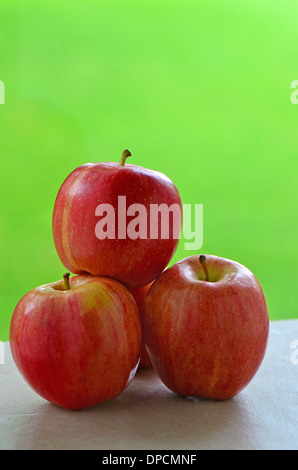 Köstliche Gala Äpfel auf Fensterbank mit pulsierenden grünen Hintergrund Stockfoto